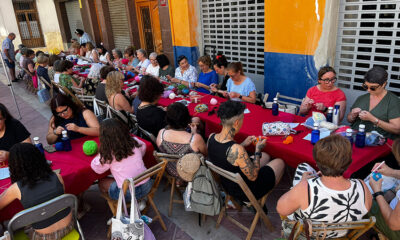 Dones teixint col·leters al carrer