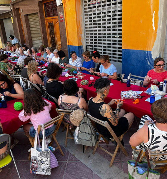Dones teixint col·leters al carrer