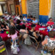 Dones teixint col·leters al carrer